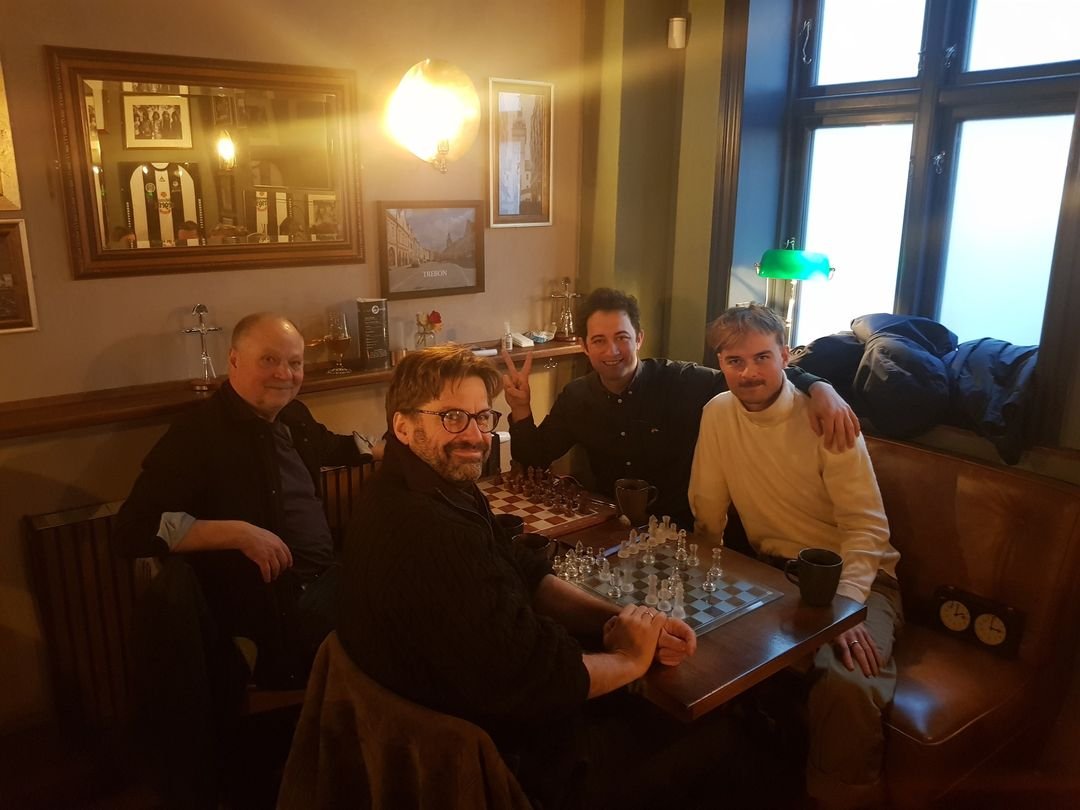 PHChess's tweet image. Andrey Kazankov, er @weekendavisen mester 2023! 

Avisens Ukraine og Ruslands ekspert, vandt over litteratursektionens Aksel Strandbygaard i finalen.

Finale-partiet, hvor spillerne, uden at vide det, fulgte de første 6 træk fra VM-matchen i 2008, er kommenteret i dagens avis.