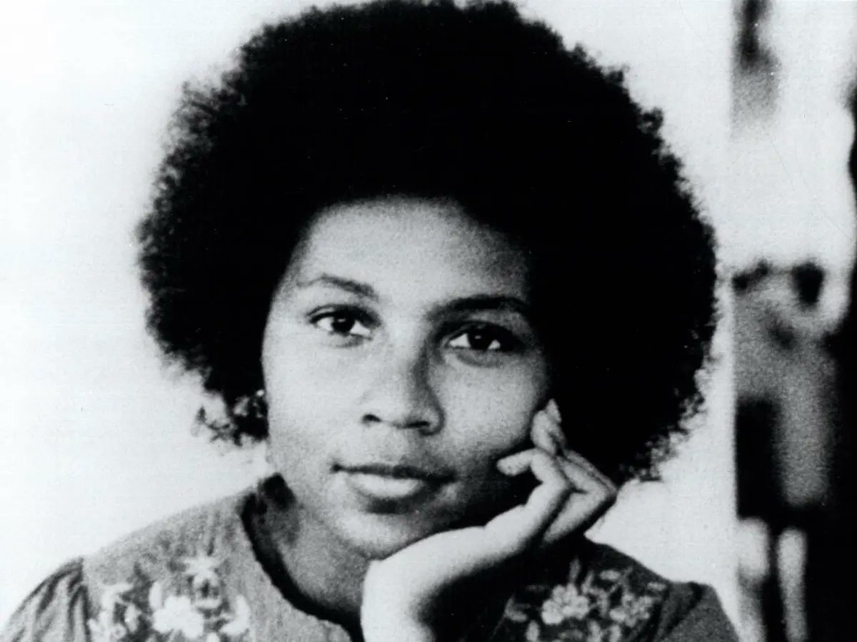 #OtD 15 Dec 2021 influential Black author, social activist, and feminist theorist, bell hooks died in Berea, Kentucky, at the age of 69. She wrote over 30 books, often critiquing what she termed the imperialist white supremacist capitalist patriarchy libcom.org/article/femini…