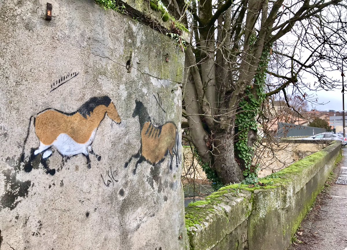 Être accueilli à Périgueux par une belle œuvre d’art pariétal avant une interview sur @Bleu_Perigord sur #Lascaux et les grottes ornées… 🥰🐴
