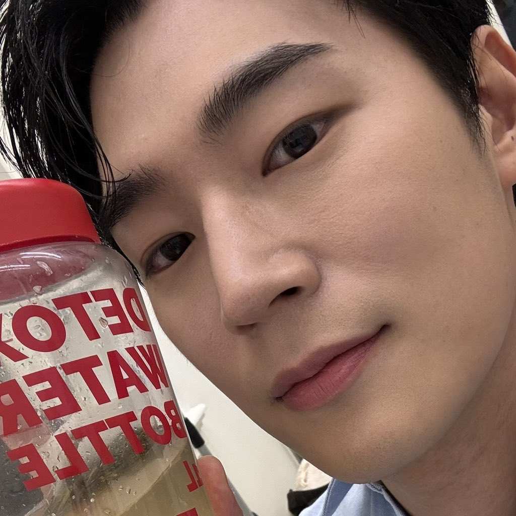 라방 켠 상태로 정지한 사람 됨 
얼굴 목소리 분위기 무슨 일이야 
안경 장착한 거 보기 성공 .. ♡