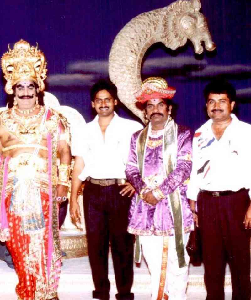 CineLoversTFI's tweet image. &apos; #Yamaleela, 1994 &apos;
How many of you love this Blockbuster film? Directed n Music composed by #SVKrishnaReddy

Trivia : 
First Krishna Reddy wanted to cast #MaheshBabu but he was studying at that time. 
#Krishna Garu did a special song 
#Venkatesh acted in Hindi Remake