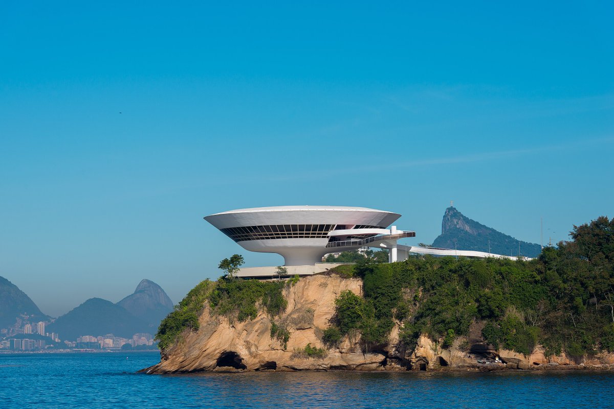 A look at Oscar Neimeyer’s futuristic Niterói Contemporary Art Museum, located in Brazil 🛸 Located on a hill in Rio de Janeiro, the museum towers over the sea below. Originally built in 1996 by Neimeyer with help from structural engineer Bruno Contarini, today it is a staple of…