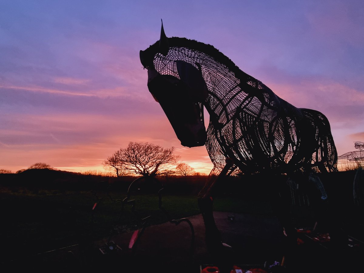 The war horse at featherstone with a fiery sky sunset @kerriegosneyTV @itvweather @bbcweather @Abbiedew @KeeleyDonovan @Hudsonweather @Expwakefield @MyWakefield @WakeExpress @journoLeanneC #mywakefield @WkfdOfficial @CllrMGraham @JackSHemingway #sunset @ThePhotoHour @metoffice