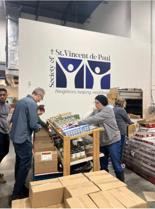 Thank you so much to our volunteers from <a href="/ProcterGamble/">Procter & Gamble</a>, who graciously offered their time to help create Christmas food boxes for our neighbors! 🎄🍽️ 

Our work and impact happen because of support from volunteers like you, who are the hands and feet of our organization.  💚❤️