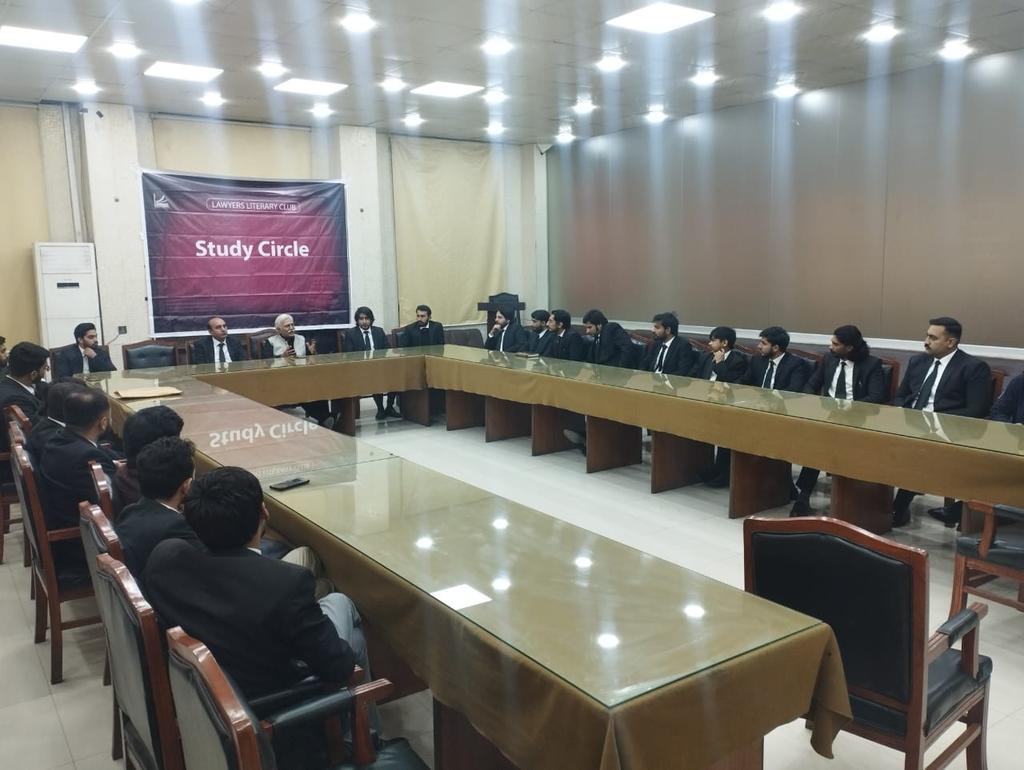 KatariaMansoor's tweet image. Mr.@AbidSaqi ASC addressed the young lawyers in a study circle organised at Lahore High Court. His understanding and apprehension of the subject,how colonialism worked, is extraordinary. We r thankful to him for he joined us as a Guest Speaker. 
#Studycircle
#LahoreHighCourt