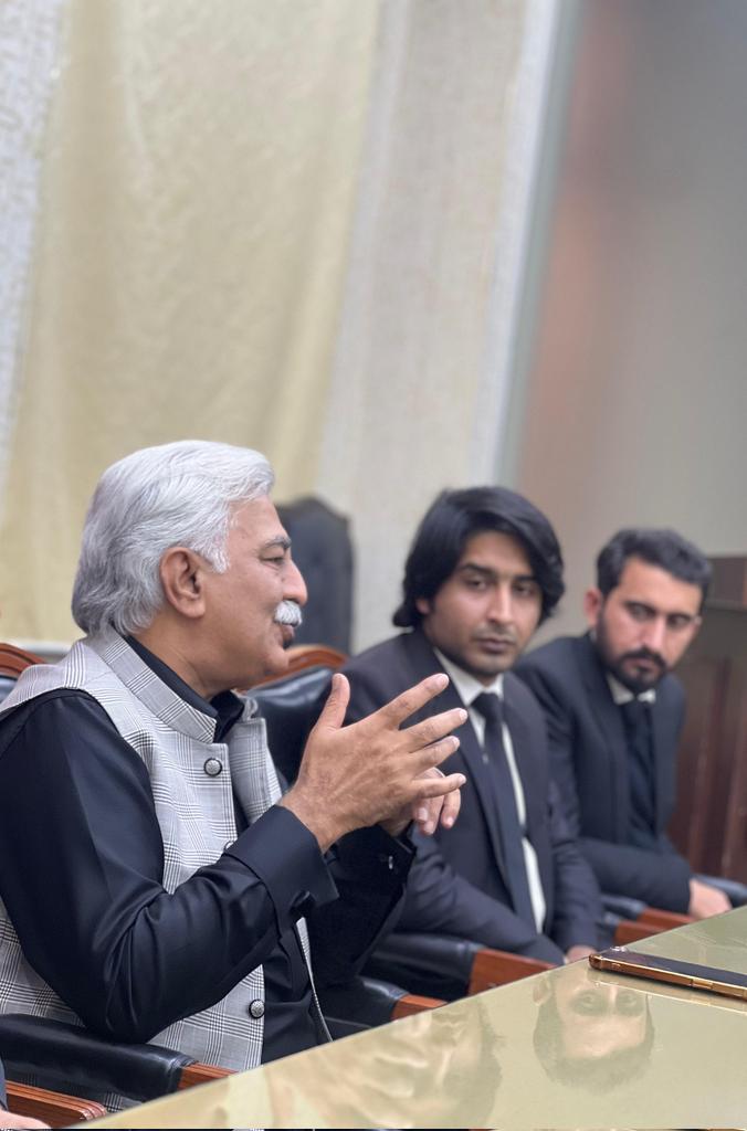 KatariaMansoor's tweet image. Mr.@AbidSaqi ASC addressed the young lawyers in a study circle organised at Lahore High Court. His understanding and apprehension of the subject,how colonialism worked, is extraordinary. We r thankful to him for he joined us as a Guest Speaker. 
#Studycircle
#LahoreHighCourt