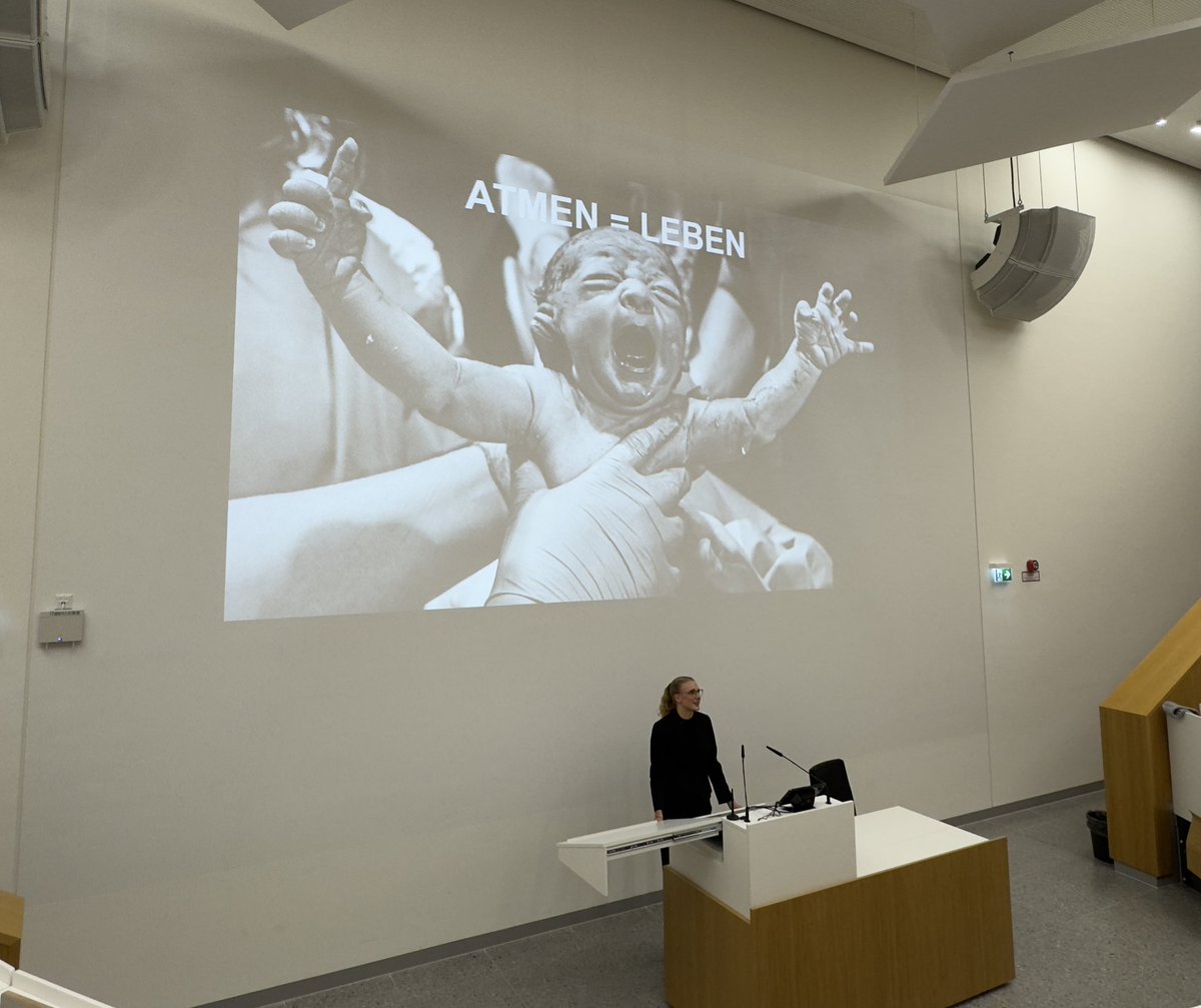 Wir gratulieren ganz herzlich unserer Oberärztin Frau PD Dr. Mascha Fiedler-Kalenka, die heute ihr Habilitationsverfahren nach ihrer Antrittsvorlesung zum Thema „Akutes Lungenversagen: Beatmungsparameter nach Leitlinie oder individulisiert?“ erfolgreich abschließen konnte! 🥳👏🏻