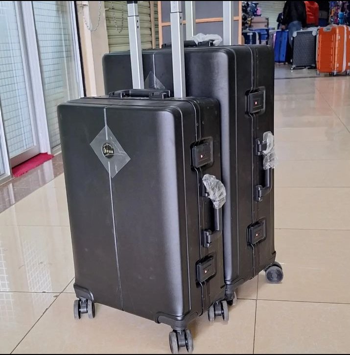 Luxurious, quality, zipless unbreakable suitcase available for you.
Get one of these for only 28k.
0113034019