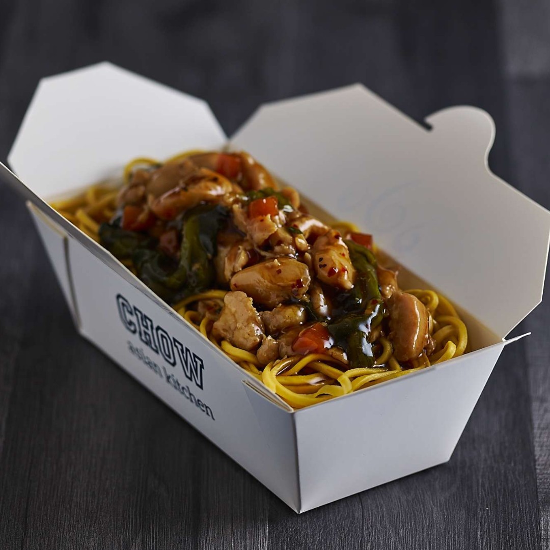 You're looking at your TGIF treat for the week - Sweet Chilli Chicken served over hot noodles 😍🌶 #chowasianuk #noodles #asianfood #rice #takeaway #sweetchilli