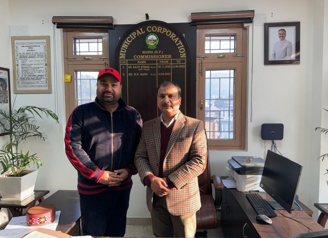 HSRANA08295142's tweet photo. A joyous moment when an old friend from Canada met me in my office today alongwith a group of friends from Punjab. Tense Official environment became thrilling and memory rebinding moment suddenly . Thanks Shiv and Surender https://t.co/kL9vO3v7Fx
