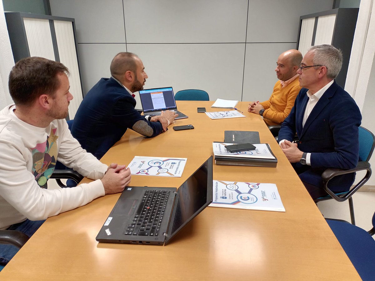 📌 El director general de Infraestructuras y Tecnologías Educativas, Julio Vallaure, se ha reunido hoy con dos representantes de la empresa Aula Futuro e Innovación Educativa, que le han presentado un programa de concreción curricular personalizable.