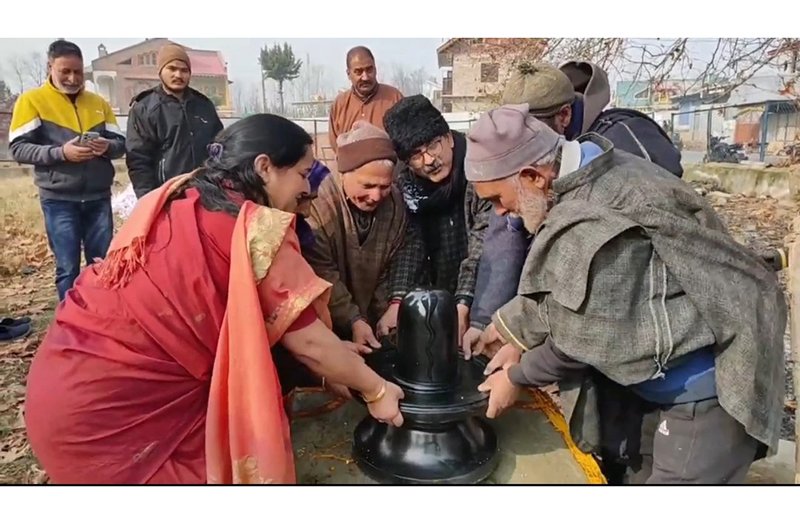 Kashmiri Pandits installed a Shivling in the Trichal area of Pulwama in J&amp;K after a gap of nearly 34 years.