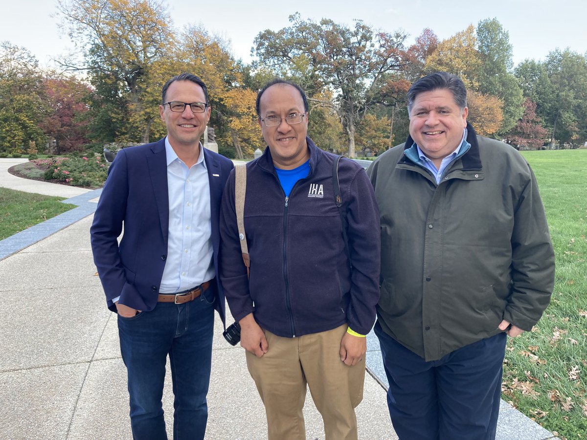 This was a few weeks ago. How lucky was I to meet the Governor of the State Captain Abraham Lincoln was from, and the Governor of the state his grandson settled in. 

#joshshapiro #illinoisgovernor #lincolnstomb #wowmoment #2023highlight