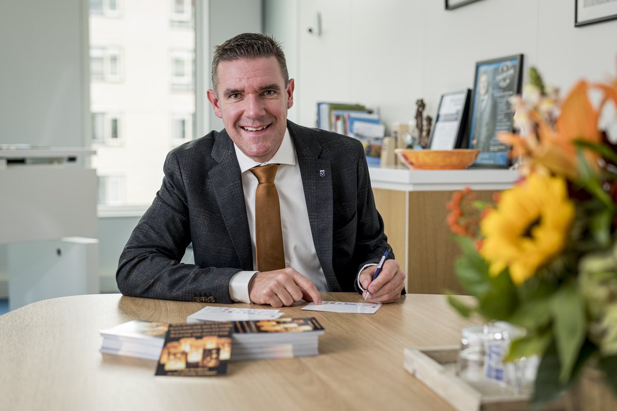 De feestdagen staan voor de deur, voor veel mensen een fijne en warme tijd. Voor anderen juist een tijd van eenzaamheid. Voor hen bedacht KomErbijAlmelo de kerstkaartjesactie. Ieder jaar schrijf ik met plezier kaarten. Een klein gebaar voor iedereen die wel wat aandacht behoeft.