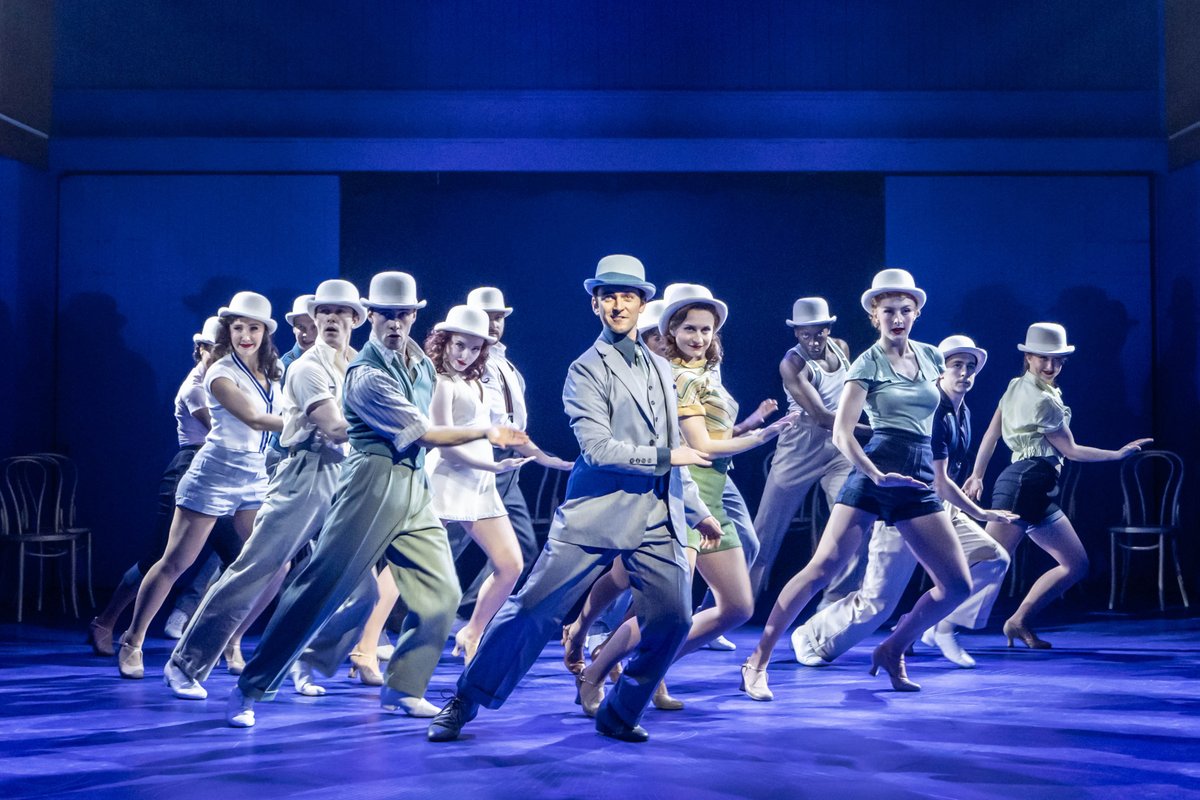 Its ⭐️⭐️⭐️⭐️ from <a href="/TheStage/">The Stage</a> and <a href="/thetimes/">The Times and The Sunday Times</a> for White Christmas which is "feel-good" and  "generates a festive glow" <a href="/thetimes/">The Times and The Sunday Times</a>  

In the Crucible until Sat 13 January bit.ly/3tbfaKD