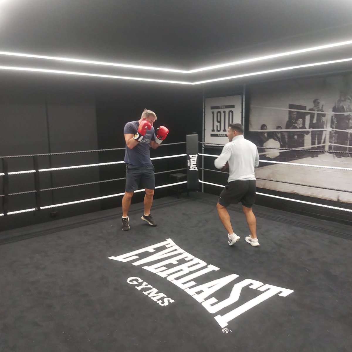 Another great session at Everlast Thanks Rene Kotlar for doing some pads
🚒🚑 Train together work together Fight together 🥊🥊Everlast Gyms instagram.com/fitflex_reneko…