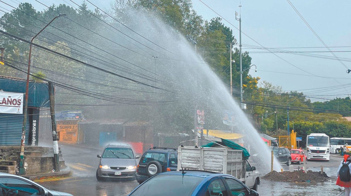 es_Mex's tweet photo. Se desperdician miles de litros de agua en fuga mal reparada por SAPAC https://t.co/iW2dJgqENr https://t.co/ELmUJQyw8n