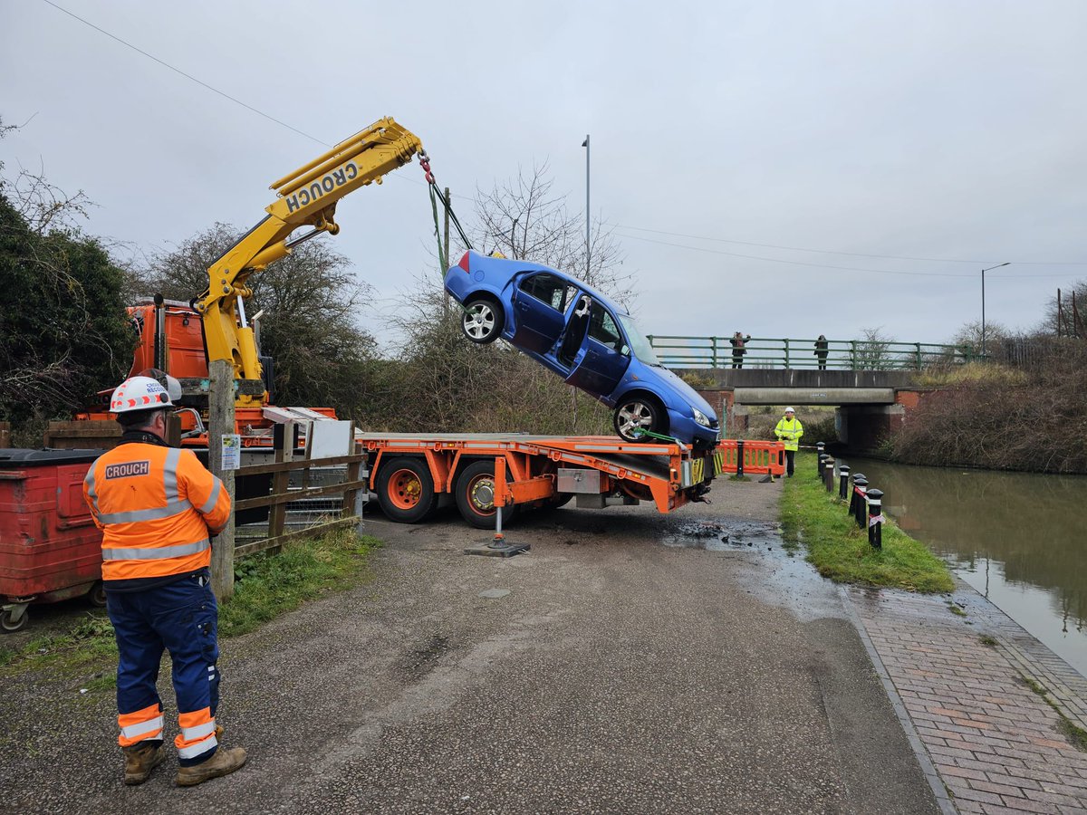 Vehicle now recovered from the DawEnd Canal. 
Great work from the recovery operator Steve <a href="/CrouchRecovery/">Crouch Recovery</a> 
#walsall 
<a href="/CRTBoating/">Canal & River Trust Boating</a> <a href="/CRTWestMidlands/">Canal & River Trust West Midlands</a>