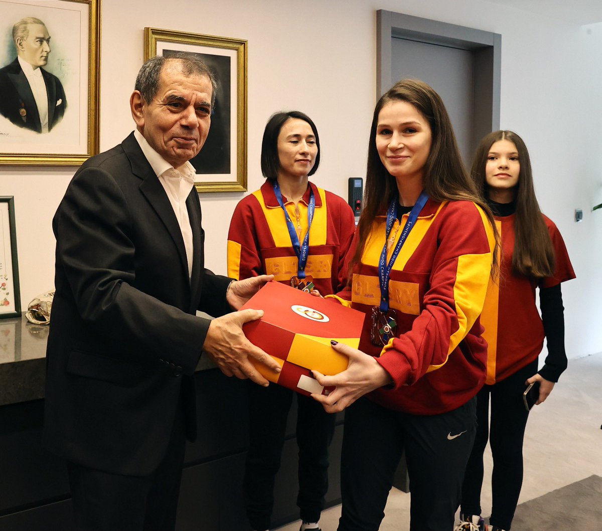 Avrupa üçüncüsü Kadın Judo Takımımız, Galatasaray Spor Kulübü Başkanı Dursun Aydın Özbek'i ziyaret etti. 🔗 galatasaray.org/haber/amator-s…