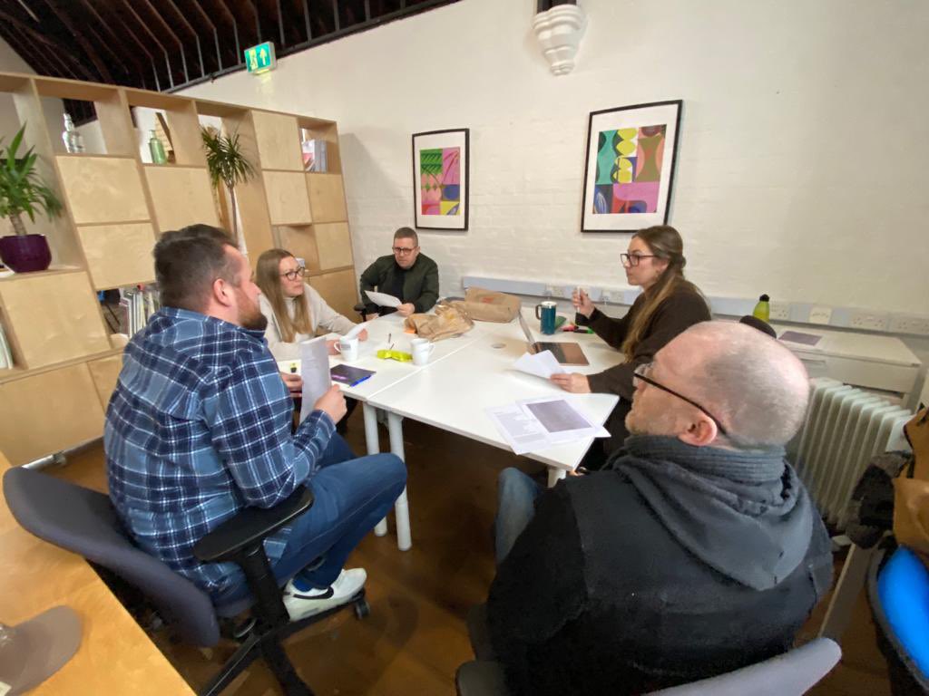 For the past year or so we’ve been working in the background to set up ‘The Burnett Prize for Writing’ - an inter-prison creative writing competition in memory of one of our incredible artists. Yesterday we welcomed @PrisonEdWeston down for the judging panel day… 1/2