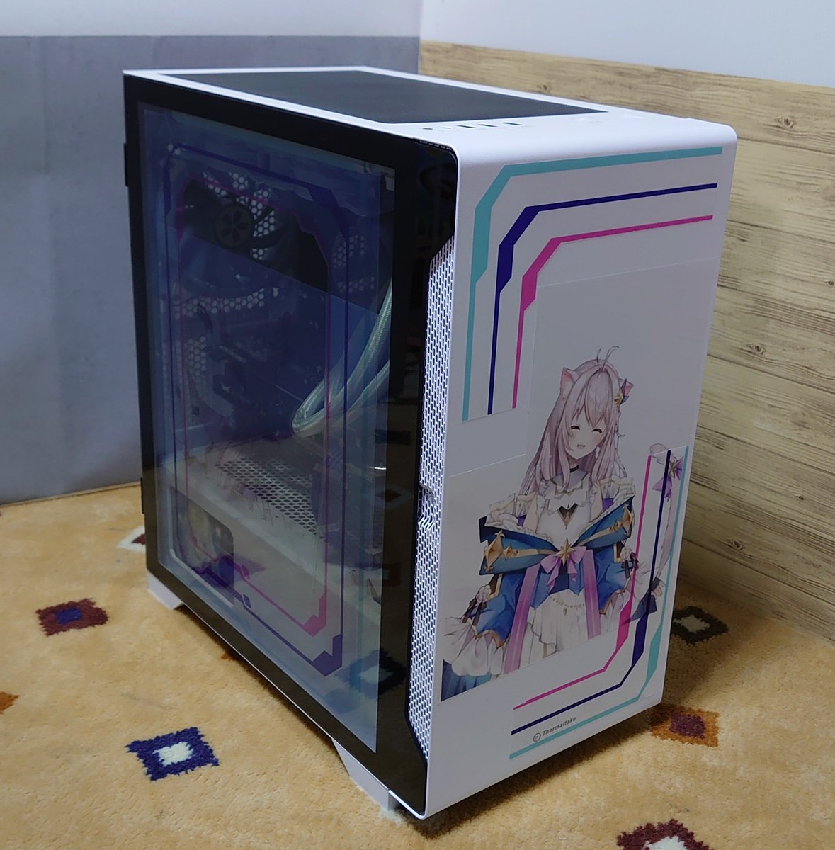 Shallistera1's tweet photo. ついに！自作PCが完成！
今回はせーなちゃんPC！
マザーボード、グラボはスクショを印刷した厚紙で覆い、グラボがステージ状になることでスターリースカイを立体的に表現しました！
光の部分は厚紙を切り抜いて後ろから光を当てています！

#せーな
#星空案内人
#ほしみん
#自作PC
@SenaStarrySky https://t.co/qG4r6P7h3J