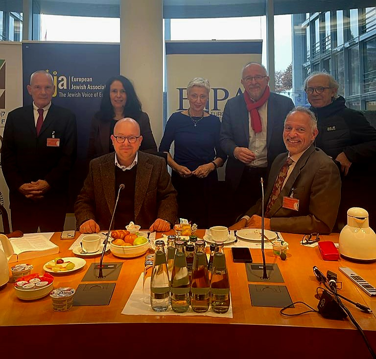theliberalfrank's tweet photo. Der letzte Sitzungstag des Jahres im Bundestag begann mit einem Parlamentarischen Frühstück mit dem Völkerrechtsexperten Prof. Dr. Wolff Heintschel von Heinegg. Wer ihn noch nicht kennt, dem sei seine Expertise absolut empfohlen, gerade auch zur aktuellen Lage in Israel und Gaza. https://t.co/tzRu4ZbLIT