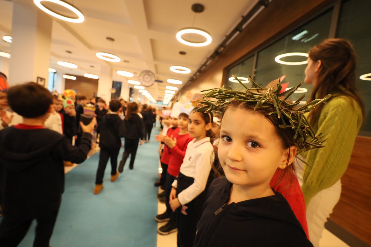#TEDEdirneKoleji İlkokul öğrencilerimiz; Tutum, Yatırım ve Türk Malları Haftası kapsamında ülkemizin yöresel ürünlerini öne çıkaran pankartları ve renkli şapkalarıyla yürüyüş yaptılar. Atık malzemeler kullanarak hazırladıkları kumbaralar ile tasarrufun önemine dikkat çektiler.