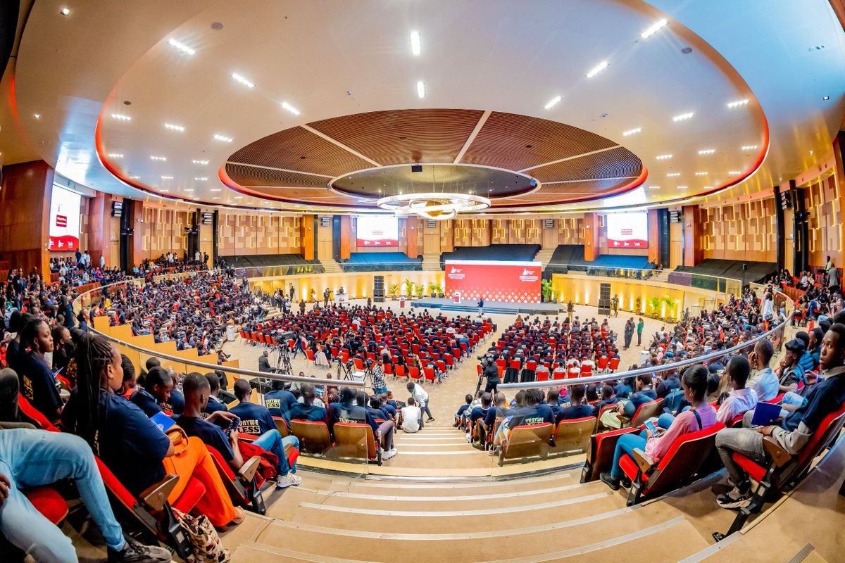 Imbuto's tweet image. Turi kumwe n’urubyiruko rusaga 1000 rwiteguye kuganirizwa n’abayobozi mu nzego zitandukanye, muri gahunda y’ubukangurambaga ku rwego rw’igihugu bwa #Tunyweless bugamije kurebera hamwe uburyo bwo kwirinda no kurwanya kubatwa n’inzoga.

#TunyweLess, tubeho ubuzima bwiza!