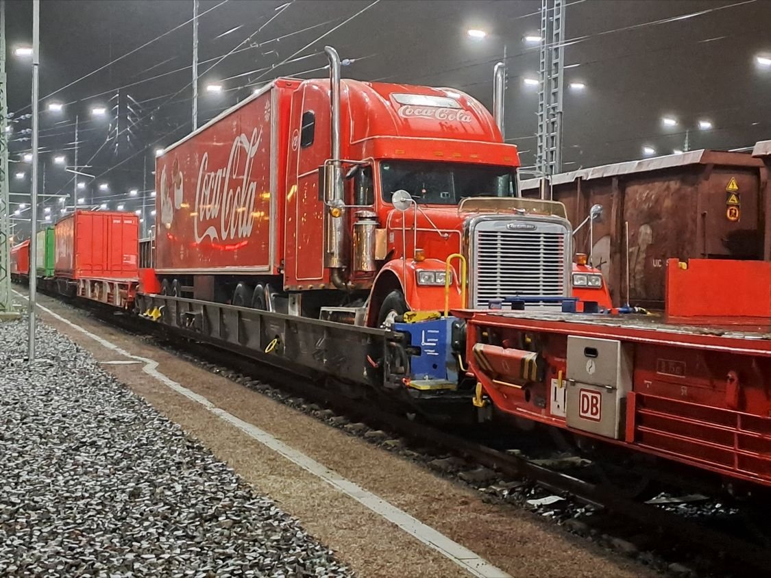 Der <a href="/DB_Cargo/">DB Cargo</a>-<a href="/CocaCola_De/">Coca-Cola Deutschland</a>-Truck... ähhh Zug hier 😉 Wer ihn sehen will, muss heute nach Leipzig Hauptbahnhof fahren 😉 #DBCargo #CocaCola