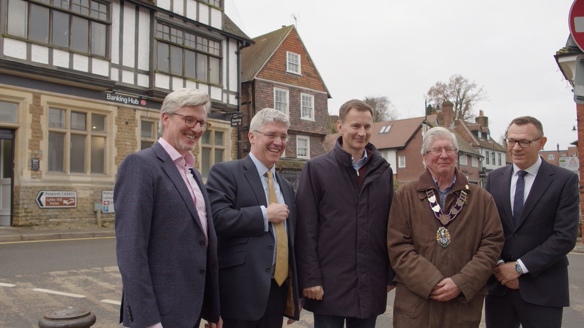 It was a pleasure to welcome @hmtreasury SoS @Jeremy_Hunt MP to open Haslemere Banking Hub today.🎉 Thank you to the Postmaster for hosting us as we partner w/ high st banks to ensure local businesses & customers have somewhere convenient to access cash & banking services.