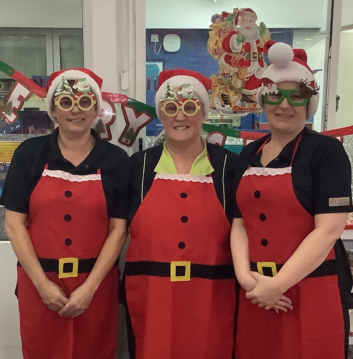 The Catering Team at Burford Primary School look fabulous in their Christmas specs and aprons! Thanks for putting on something special for the celebrations! Merry Christmas.😍