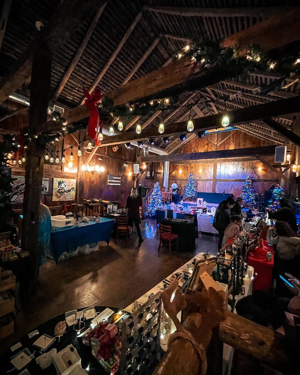 Feel the Holiday spirit at @bluearrowfarm 🎄🎁

Upcoming Holiday events:
⭐️ 12/20 - Rock This Town's Christmas Spectacular
⭐️ 12/22 - Christmas Mason Jar Craft Making
📍 Pine Island, NY
📸: <a href="/seek/">Seek</a>.discover.play