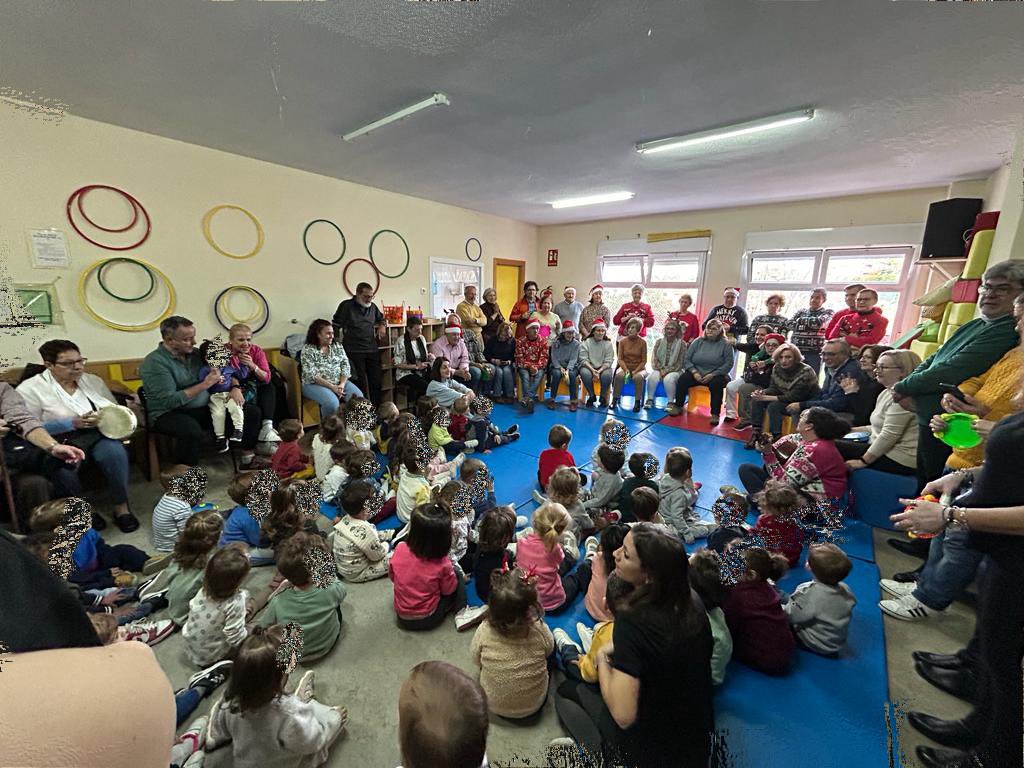 ei_olivos's tweet photo. Un cuento muy especial y unas mamás muy especiales. 
Cuentacuentos navideño.
#Lafamiliaenlaescuela#navidadinfantil#escuelalosolivos# https://t.co/r5QRerGtjC
