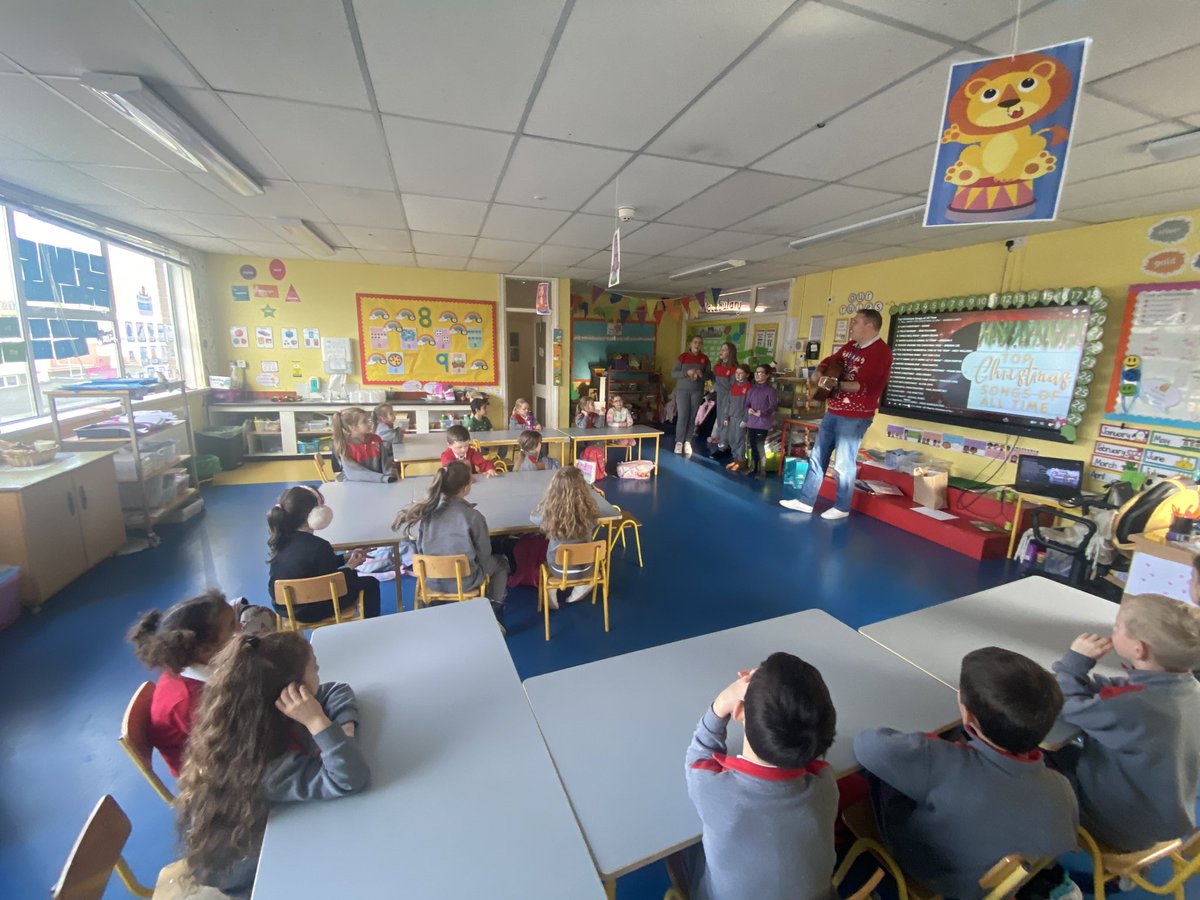 OReillysclass's tweet photo. Thank you to @DLooneyHSCL and 4 6th class girls for visiting our class today! We got into the Christmas spirit by singing Christmas songs 🎄 https://t.co/QgofQ3W5q0