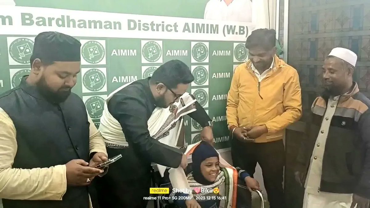 asansol_aziz's tweet photo. As per instruction of @asadowaisi sb,
@Md_MajidHussain @akbarowaisii
Today @asansol_aziz #President of #Paschim_Bardhaman_District_AIMIM_WB @aimim_national #WestBengal, We distributed #Wheel_Chair to needy family of #Chinakuri #Kulti_Assembly #West_Bengal for their #child . https://t.co/5Ltjbw34AB