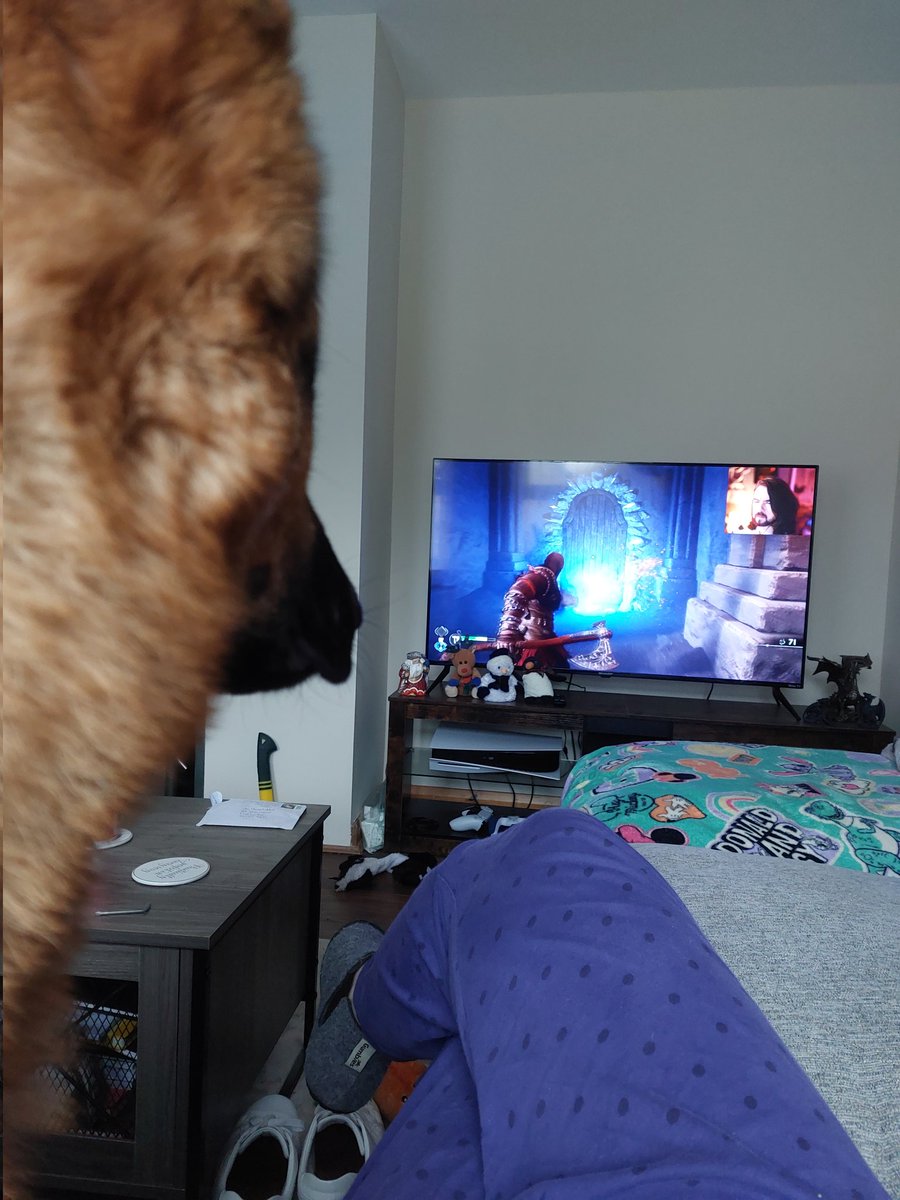 beckaaa_ville's tweet photo. How I'm watching the Valhalla dlc playthrough..with my Freyja @Jacksepticeye @GabSmolders https://t.co/mYqr5JPivm