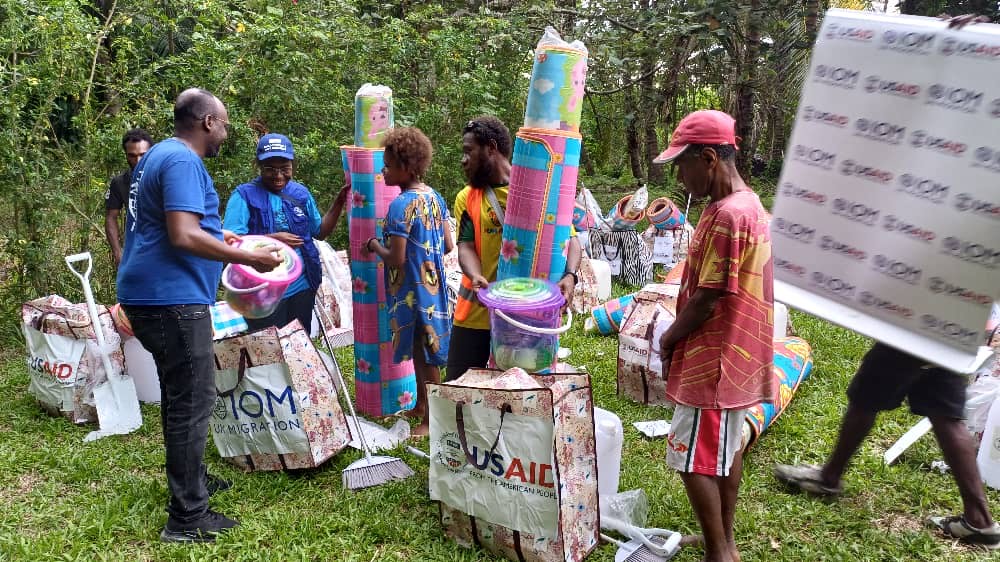 The November eruption of Papua New Guinea’s Mount Ulawun Volcano displaced ~17K people, more than half of whom were children. To help, @USAID & our partner @iompng are providing emergency shelter, sleeping mats, water containers, buckets, soap, solar lights, spades & more.
