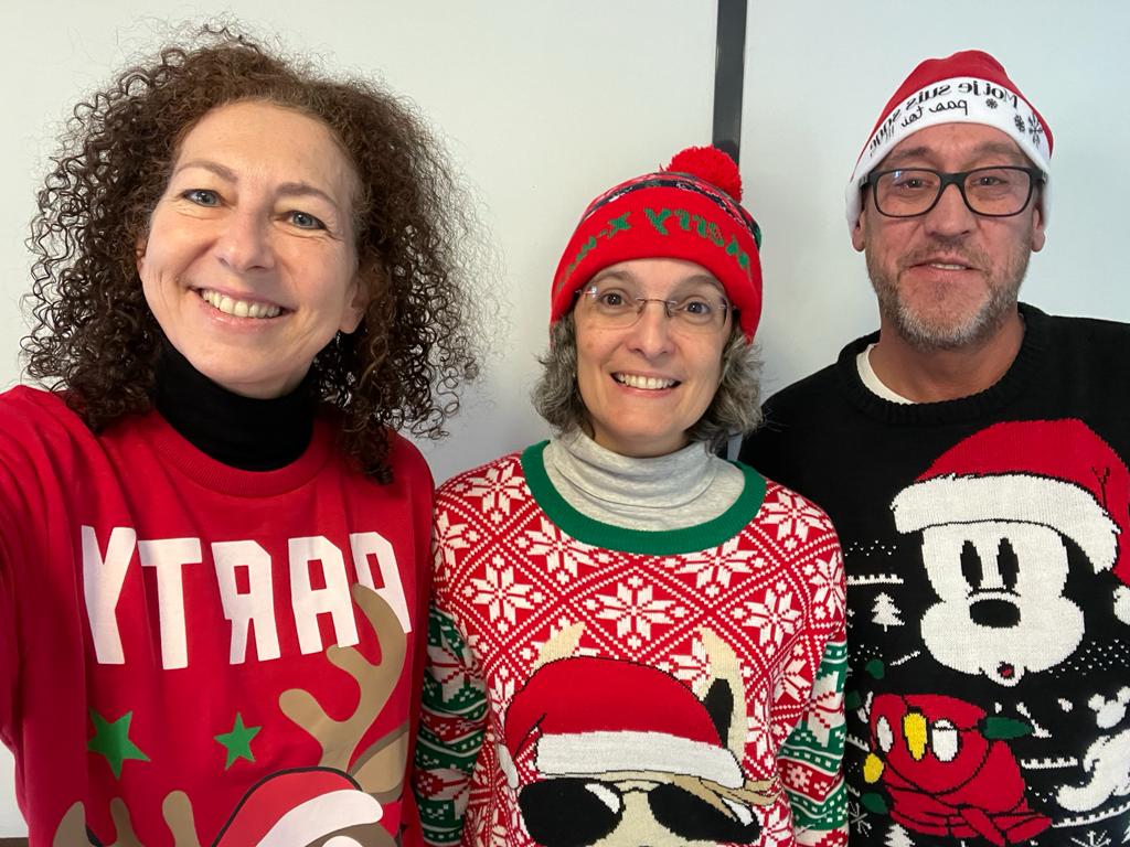 Vendredi dernier a été marqué par la traditionnelle journée du pull de noël. Nos collaborateurs ont rivalisé de créativité en portant fièrement leurs plus beaux (ou pas 😉) pulls de noël !

Merci à tous d’avoir joué le jeu🎄

Et vous, avez-vous participé à cette journée? ✨