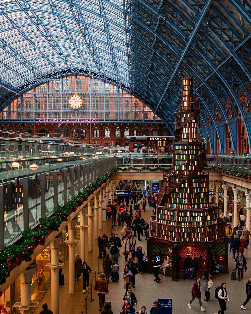 St Pancras, London 📚🎄❤️ #itssolondon

#london #stpancras #kingscross #england #lovegreatbritain #visitlondon #thisislondon #uk #christmas #christmasinlondon