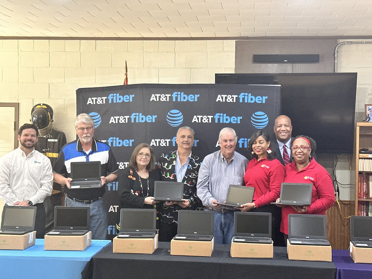In an effort to shrink the homework gap, we collaborated with @eastfeldaac & @human_i_t to distribute laptops to East Feliciana students. Together, we're working towards a future where everyone has access to digital resources.