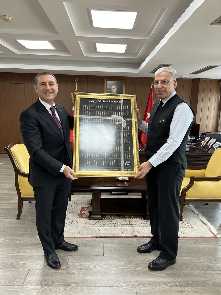 Milli Güvenliğimizin teminatı olan güçlerimizden Jandarma ve Sahil Güvenlik Akademisi Başkanı Tümgeneral Şakir Uslu Paşamızı ziyaret ederek Türkiye Yerel Buğdayları tablomuzu takdim ettim. 
Kıymetli Paşamıza ilgisi ve misafirperverliği için teşekkür ederim. 
<a href="/jsgaedutr/">Jandarma ve Sahil Güvenlik Akademisi</a> 
<a href="/TCTarim/">T.C. Tarım ve Orman Bakanlığı</a>