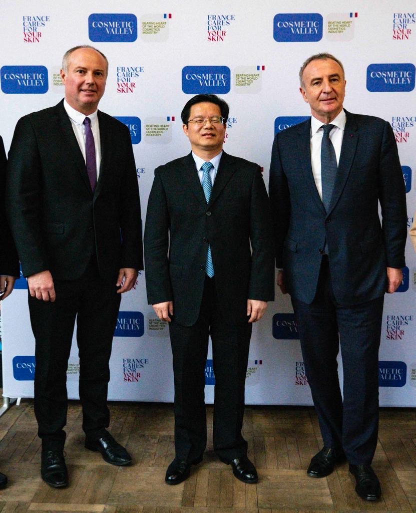 ⁦<a href="/VilledeChartres/">Ville de Chartres</a>⁩, découverte de <a href="/cosmetic/">*</a> Valley avec le docteur Leï Ping commissaire de la National Medical Products Administration of China et sa délégation. Chester le cœur battant de la cosmétique française qui bat à cet endroit.