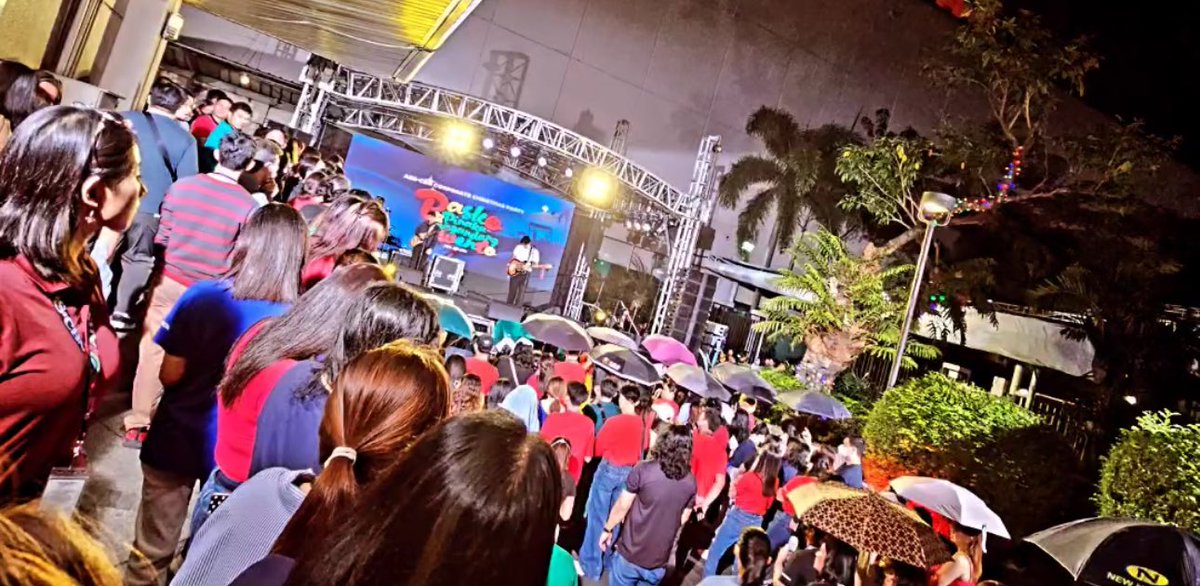 KapusoThingsPH's tweet photo. LOOK: CORPORATE CHRISTMAS PARTY SIKSIKAN SA MALIIT NA COMPOUND, INULAN AT NI WALANG UPUAN AT DINNER TABLES FOR THEIR EMPLOYEES 🤭😢😭

CACASAD NAMAN ANG GANAP SA PA XMAS PARTY NG CONTENT CREATOR NA TO. 🤣 

HINDI NAKAKA PINAKAMAGANDANG KWENTO HA EME BWAK BWAK BWAK 😆 https://t.co/ZyqQWsiFQK