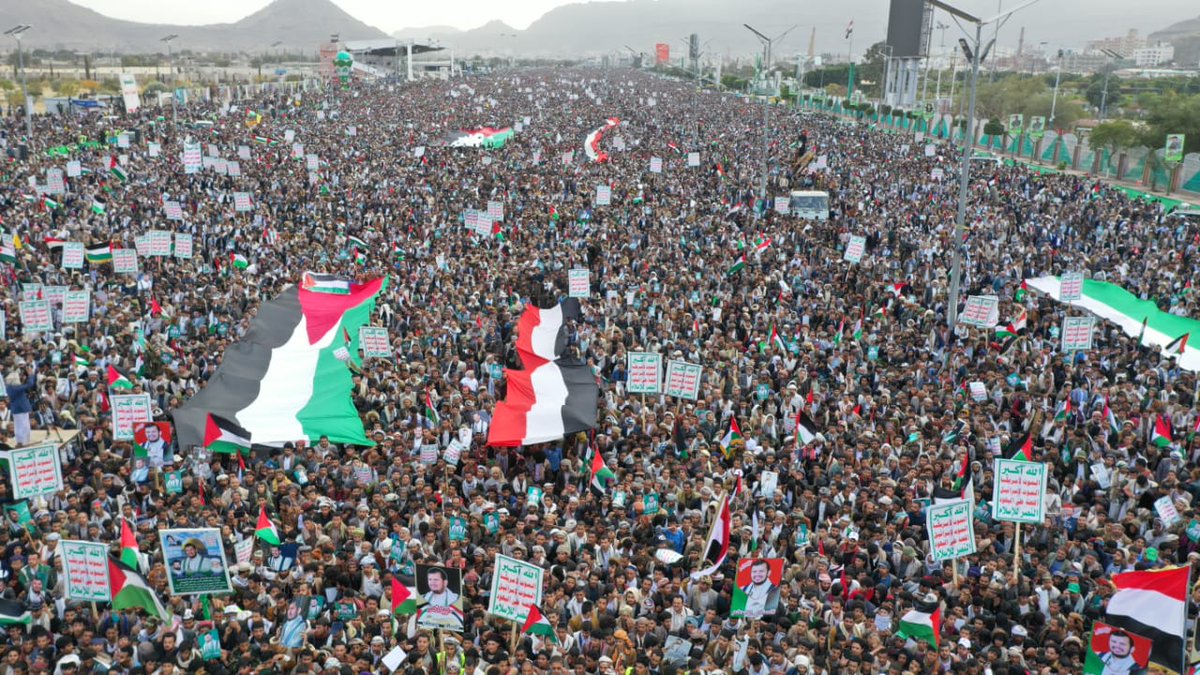 Moh_Alhouthi's tweet photo. كتب الله اجركم أيها الجماهير الشعبية والقبلية اليمنية على هذا الحضور المبارك والكبير والفاعل
وهذا هو فعل من يحب النصرة ويساند القضية الفلسطينية بكل موقف وبفعل وتفاعل متجدد .

بسم الله الرحمن الرحيم
بيان مسيرة (مع غزة حتى النصر))
الحمد لله رب العالمين القائل سبحانه( يَا أَيُّهَا الَّذِينَ آَمَنُوا إِنْ تَنْصُرُوا اللهَ يَنْصُرْكُمْ وَيُثَبِّتْ أَقْدَامَكُمْ ). صدق الله العظيم 
وصلوات الله وسلامه على رسول الله محمد وعلى آلِهِ الطاهرين القائل (من سمع مناديا ينادي يا للمسلمين فلم يجب فليس من المسلمين). 
يَا أبناء أمتنا العربية والإسلامية.. يا شعب اليمن المجاهد العظيم. 
امتثالا لقول الله تعالى( وَمَا لَكُمْ لَا تُقَاتِلُونَ فِي سَبِيلِ اللهِ وَالْـمُسْتَضْعَفِينَ مِنَ الرِّجَالِ وَالنِّسَاءِ وَالْوِلْدَانِ ). صدق الله العظيم 
ومن منطلق الإيمان والثقة بالله وتلبية لنداءات إخواننا المؤمنين في شعب فلسطين ونصرة لهم يستمر شعبنا اليمني المجاهد العظيم بتقديم كل ما يستطيع ويتطلع الى المزيد من العمليات المؤلمة للعدو الصهيوني حتى يرتدع عن إجرامه وبطشه ووحشيته. 
يخرج الشعب اليمني مناصرا ومؤيدا ومباركا لكل العمليات، ومتهيئا لخوض معركة الشرف والكرامة مع العدو الصهيوني المجرم ومؤكدا على ما يلي:-
أولا:- يؤكد شعبنا اليمني أن موقفه من المعركة إلى جانب الشعب الفلسطيني ومجاهديه الابطال وعلى كل جبهات الجهاد والمقاومة نابع من إيمانه بالقضية وحتمية المواجهة مع أعداء الامة تحركه مشاعر الاخوة الايمانية والثقافة القرآنية ولن يهدأ له بالٌ والعدو الصهيوني يمعن في قتل الأطفال والنساء،  وهو يرى مشاهد الاجرام الاسرائيلي الأمريكي الوحشي بحق إخوانه في فلسطين،  ولن يسكت له صوت يناصر به فلسطين وأبطالها حتى يسمع العالم الاصم صوته،  ولن تتوقف صواريخه ومسيراته ضد العدو حتى يتوقف عن عدوانه ومجازره وجرائمه. 
ثانيا:- يبارك شعبنا اليمني المجاهد العظيم  القرار الشجاع والمبدئي للقوات المسلحة اليمنية بمنع مرور السفن التي تنقل البضائع من وإلى الموانئ المحتلة في فلسطين حتى يتم توفير وإدخال الاحتياج الكامل لإخواننا في غزة وفلسطين من الغداء والدواء والوقود ويرون في ذلك أقل القليل نصرة لإخواننا في فلسطين المحتلة. 
ثالثا:- نوجه التحية الصادقة المخلصة لرجال الجهاد والرباط المقدس على كل الجبهات والمحاور مع العدو  والذين يقدمون المواقف البطولية والتاريخية في مواجهة العدو الصهيوني 
رابعا:- نؤكد للعالم أجمع أن الشعب اليمني لا يبحث عن الخصومة مع أي دولة من دول العالم بل يمد يد العلاقات الندية القائمة على الاحترام و حفظ السيادة لكل بلد ماعدا  العدو الصهيوني المجرم  وأن تحذيراته المتتالية في البحرين الأحمر والعربي وخليج عدن بمنع التعامل مع هذا الكيان الصهيوني يجب أن تؤخذ بمحمل الجد من الجميع فمن ساند ووقف في طريق تحقيق أهداف شعبنا في نصرة فلسطين فلن ينال سوى الخزي والعار. 
خامسا:- نؤكد استمرارنا في موقفنا الثابت والمبدئي في نصرة إخواننا المؤمنين في فلسطين عموما وغزة خصوصا حتى تحقيق النصر الكامل وزوال الكيان الصهيوني المجرم. وندعوا  الشعوب العربية والإسلامية أن يخرجوا عن صمتهم وأن لا يصمتوا بصمت حكامهم فمن لم يسجل موقفا مشرفا في مواجهة العدو الصهيوني اليوم فلن يجد الشرف والكرامة بعد ذلك.
سادسا:- نؤكد استمرارنا في حملة المقاطعة الاقتصادية للبضائع الأمريكية والاسرائيلية والشركات الداعمة لها و ندعوا أحرار الامة الى المقاطعة الاقتصادية كأقل ما يمكن فعله نصرة لإخواننا في فلسطين. 
المجد والخلود للشهداء.....  الشفاء للجرحى.... الخلاص للأسرى... النصر لشعبنا الفلسطيني واليمني وكل أحرار الامة. 
صادر عن( مسيرة مع غزة حتى النصر)
الجمعة ٢ جماد الاخر ١٤٤٥هـ الموافق ١٥ من ديسمبر ٢٠٢٣م
والسلام عليكم ورحمة الله وبركاته.
الله اكبر،
 الموت لأمريكا ،
 الموت لإسرائيل 
، اللعنة على اليهود ، 
النصر للإسلام