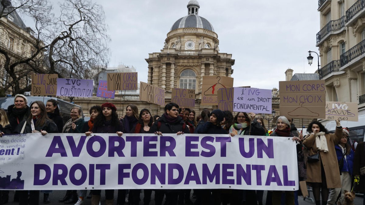 Правительство Франции представило законопроект о внесении в Конституцию «свободы на аборт по желанию женщины» rfi.my/ABP1.x