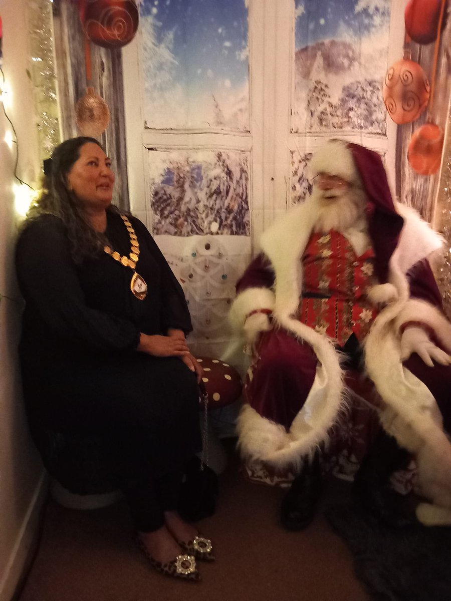 Mayor of Bracknell Forest (@mayorbfc) on Twitter photo Thank you to <a href="/homestartbrack/">HomeStart_Bracknell</a> for inviting the Mayor along to their Christmas party this week. It was so nice to meet all the families that attended and see the little ones enjoy themselves. The Mayor even got a chance to chat to Father Christmas! #homestartbracknellforest Thank you to <a href="/homestartbrack/">HomeStart_Bracknell</a> for inviting the Mayor along to their Christmas party this week. It was so nice to meet all the families that attended and see the little ones enjoy themselves. The Mayor even got a chance to chat to Father Christmas! #homestartbracknellforest