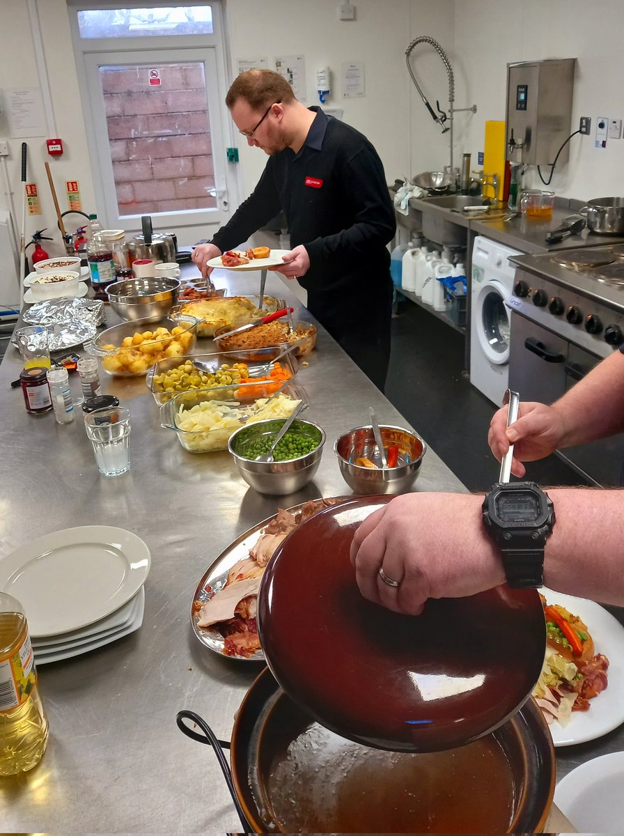 All the trimmings for #bluewatch control today. 

Christmas dinner whilst keeping Avon safe, and answering all your calls ☎️

Full tummy's all round. 

#afrs #control #christmasdinner #controllife #firefighters #yummy #emergencyserviceworkers