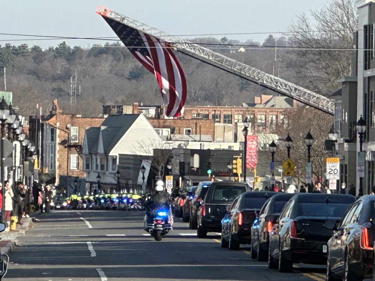 The procession carrying the body of fallen Waltham Police Officer Paul Tracey along Moody Street, en route to the church for this funeral. #wcvb