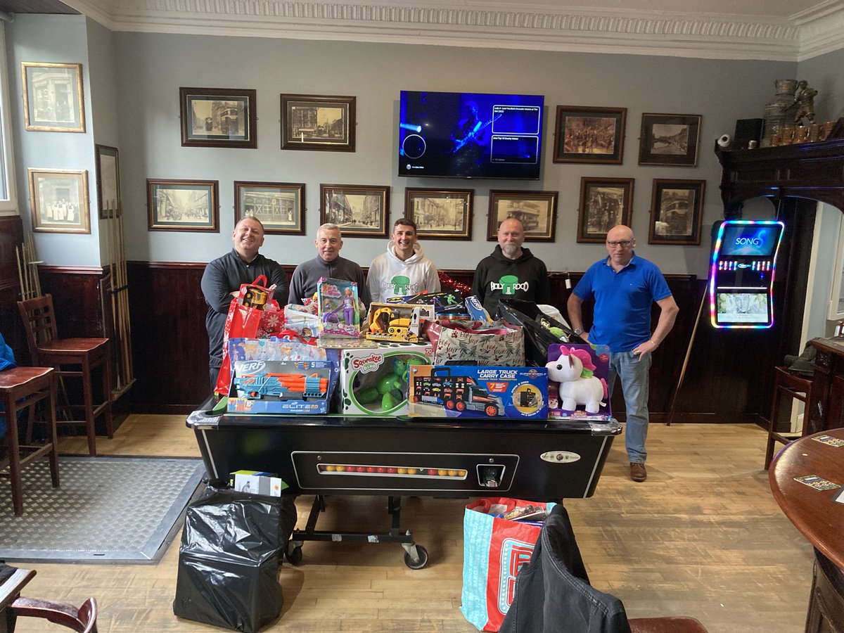 Huge thanks to John Langton, John & Peter Swanson and all the staff and regulars at Swanny’s Bar and Gladstones for all the Toys For Kids donated 🎁🎁🎁 Doing #Leith and the #Edinburgh Sick Kids Hospital proud with toys, selection boxes and lots of Solidarity 👏👏👏