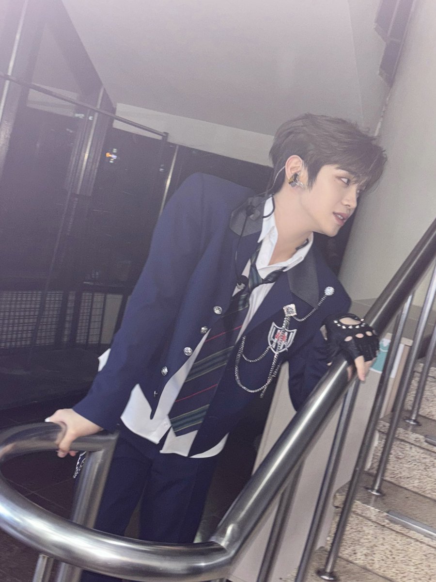 ZB1_official's tweet image. _💌

오늘 나의 상남자 같은 무대 어땠어~~
랩 처음으로 무대에 녹여서 
너무 긴장했다ㅋㅋㅋㅋ 
그래도 제로즈가 예쁘게 봐줬으면 
난 행복해!! 사랑한다❤️

#KIMTAERAE #김태래
#ZEROBASEONE #ZB1 #제로베이스원